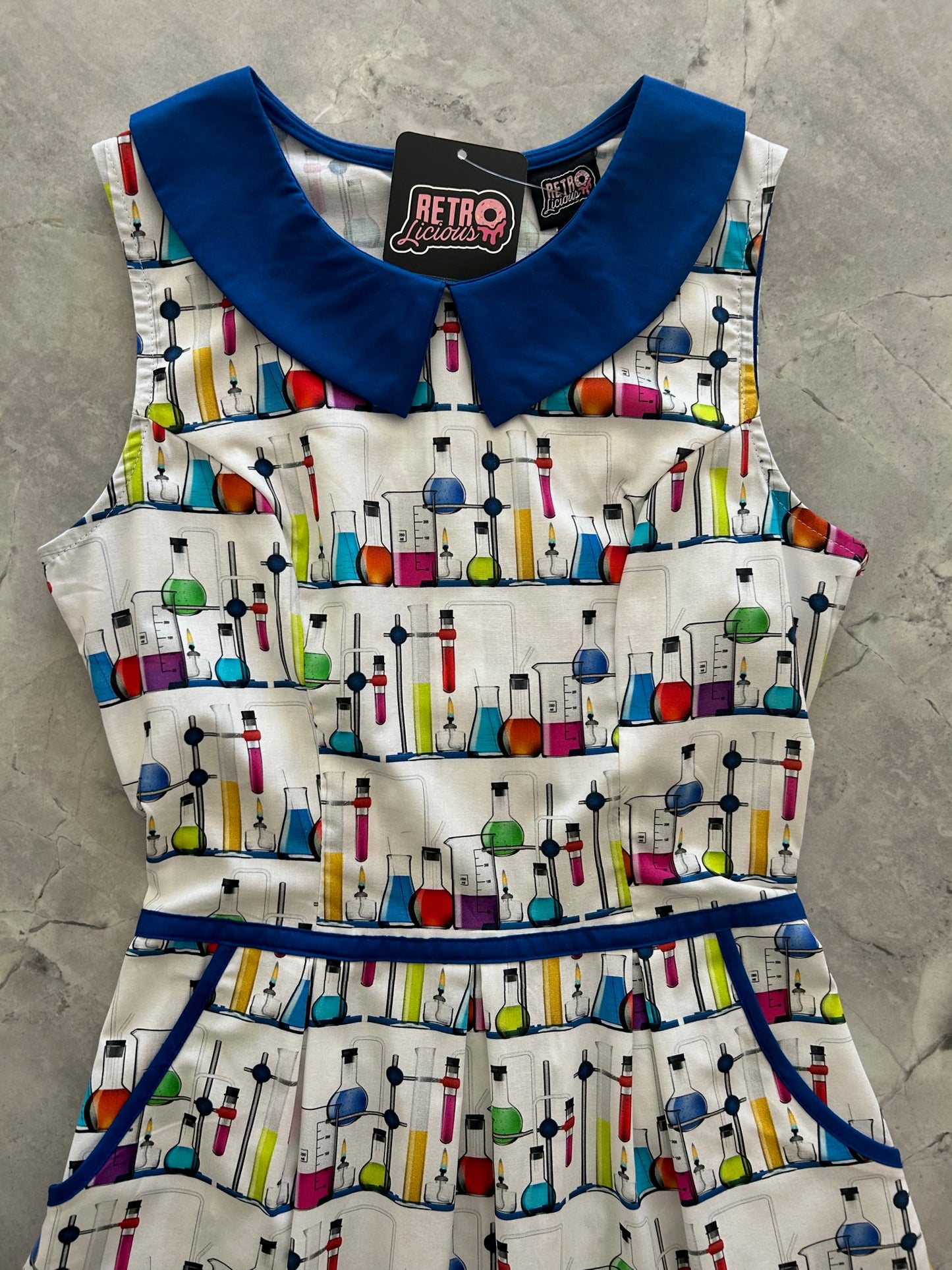 a close up showing the blue collar and contrast
