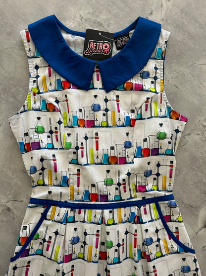 a close up showing the blue collar and contrast