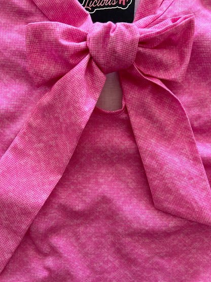 a close up of the front bow and fabric showing the slight checkered pattern