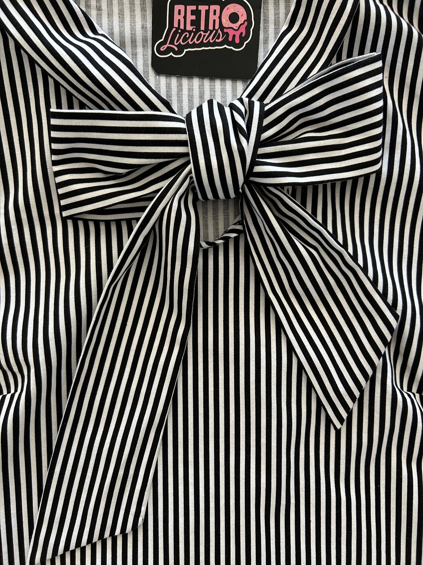 close up of the striped bow top