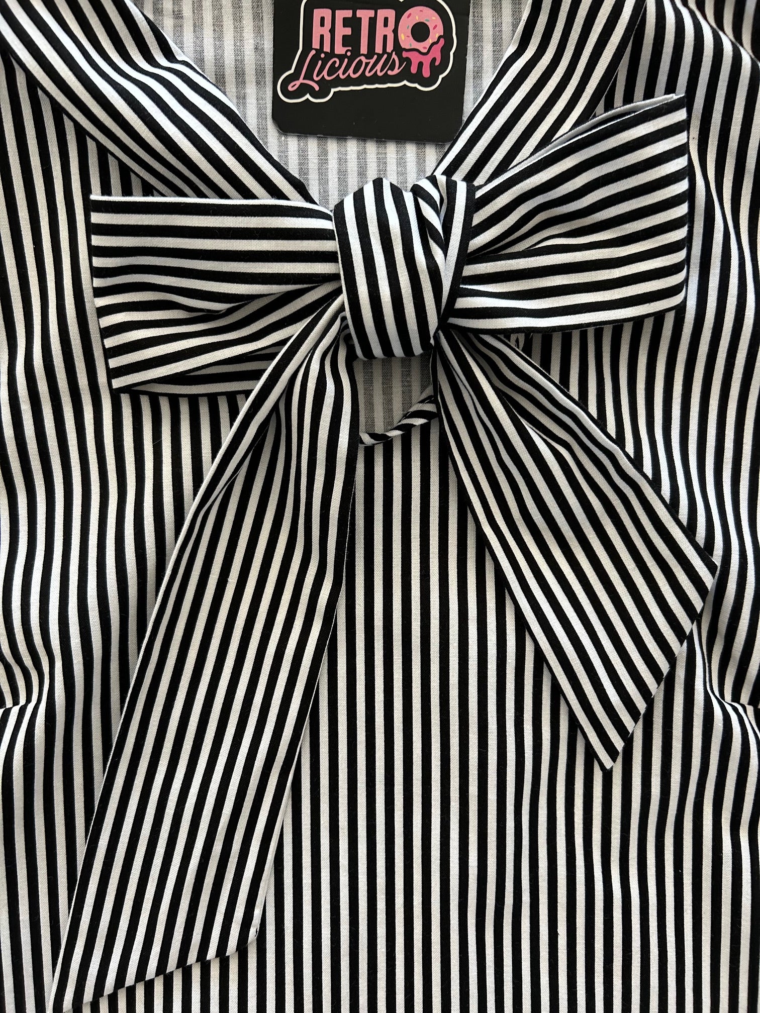close up of the striped bow top