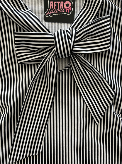 close up of the striped bow top