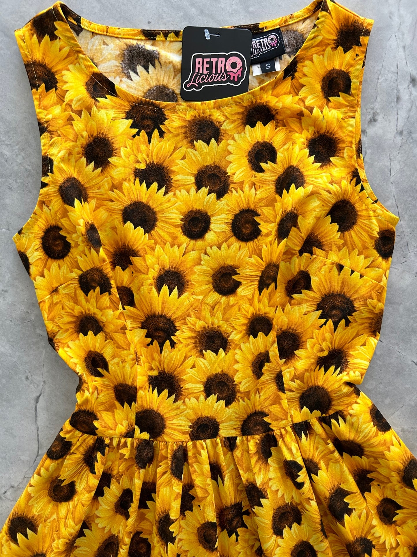 a close up of the bodice of the sunflower vintage dress