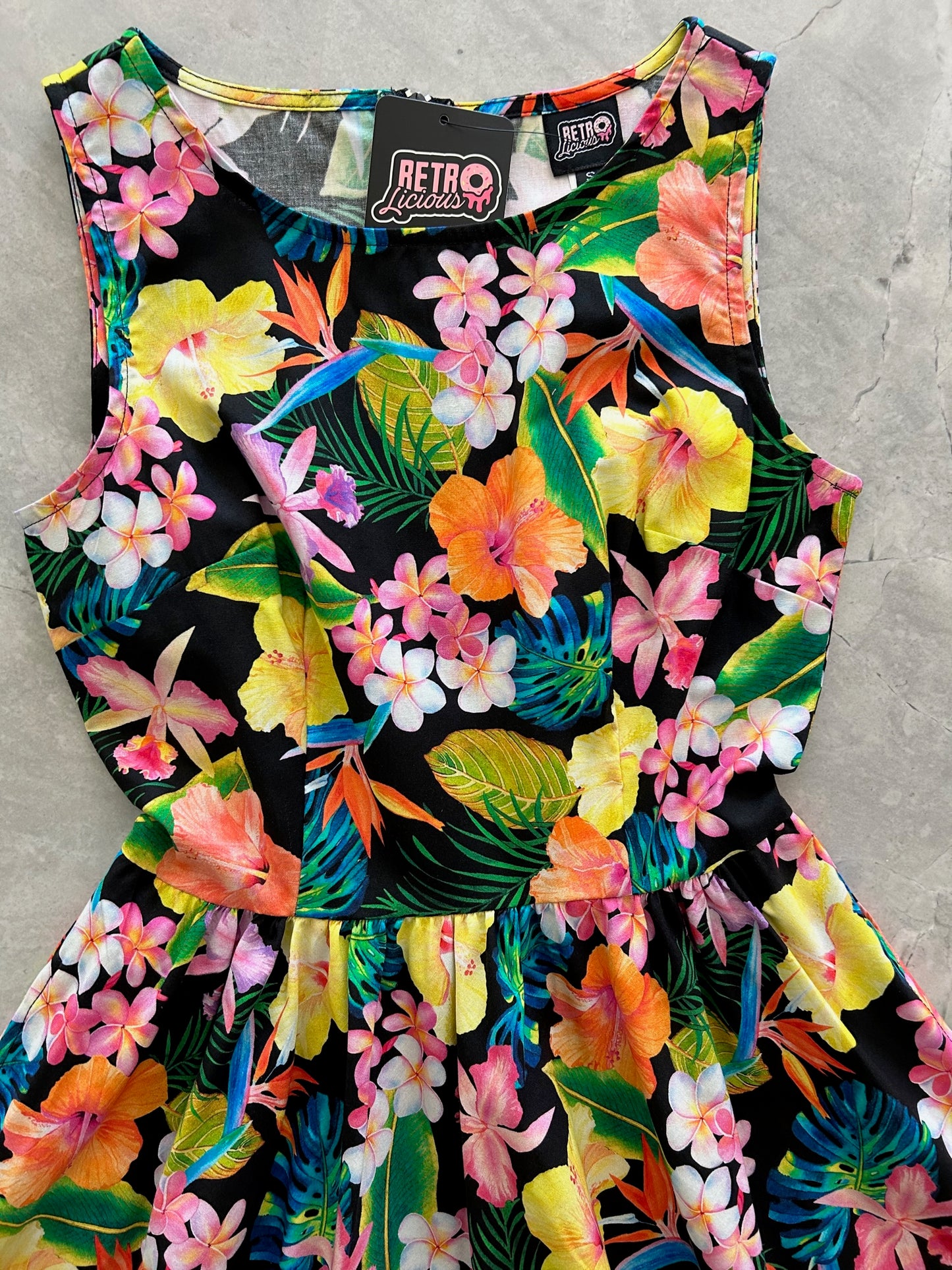 a close up of the bodice of the tropical vintage dress
