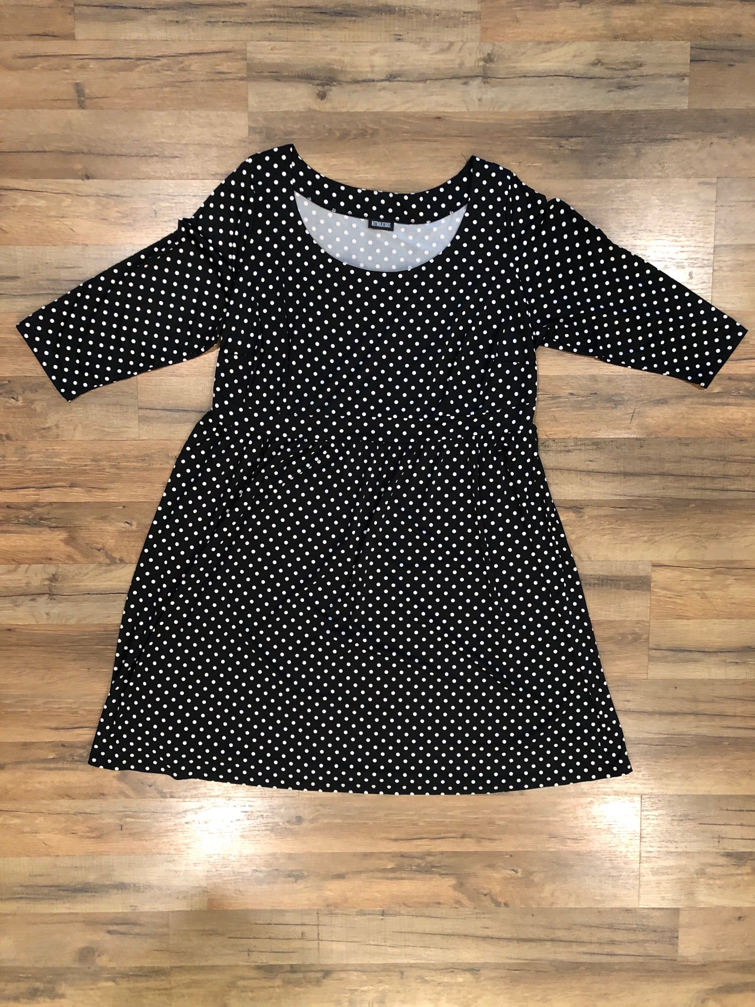 polka dot dress with 3/4 sleeve arms